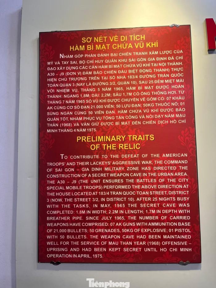 Không gian bên trong căn nhà vẫn lưu giữ nhiều dấu tích gắn với hoạt động của cơ sở cách mạng. (Ảnh: Nguyễn Tiến)
