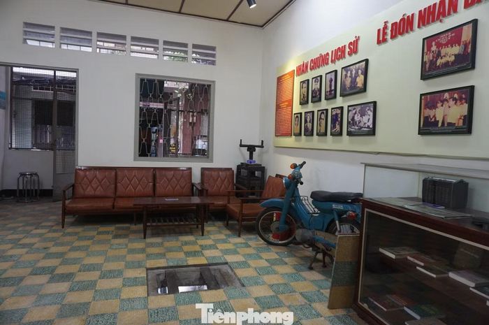 Căn hầm bí mật nằm ngay dưới nền phòng khách, rộng gần 4m², từng cất giấu vũ khí trong nhiều năm. (Ảnh: Nguyễn Tiến)