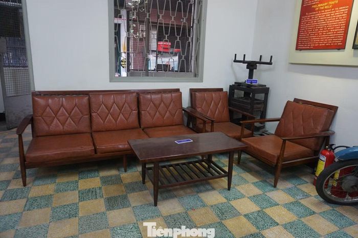 Lối xuống căn hầm được bố trí dưới bộ bàn ghế giữa phòng khách, giúp che giấu hoạt động bí mật. (Ảnh: Nguyễn Tiến)