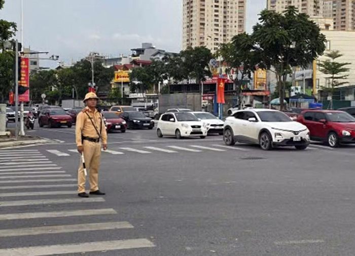 Đại úy Tùng làm nhiệm vụ phân luồng, điều tiết giao thông.