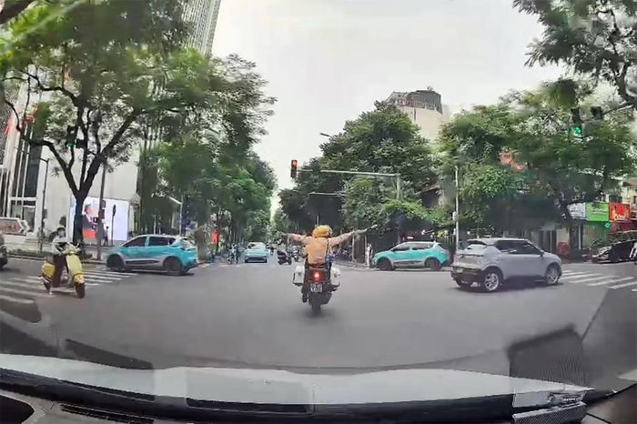 Hình ảnh người chiến sĩ CSGT "mở đường" đưa người dân đi cấp cứu giữa giờ cao điểm.