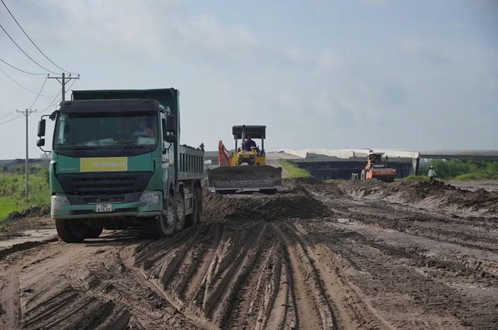  Đại diện nhà thầu cho biết, nguồn vật liệu cát đến nay cơ bản được cung cấp, giúp đơn vị có điều kiện đẩy nhanh đắp gia tải, bố trí công nhân thi công xuyên lễ để đảm bảo tiến độ. Nhà thầu cũng đảm bảo chế độ, bồi dưỡng cho người lao động làm việc trong ngày lễ﻿, làm thêm được thưởng riêng. 