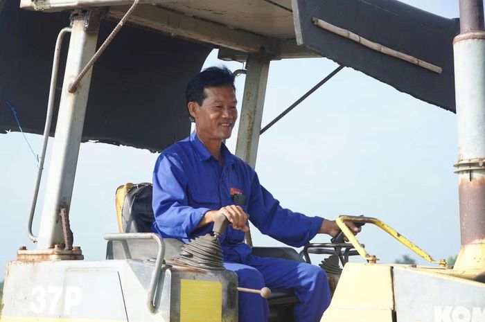  Vận hành xe ủi trên công trường, với mức lương hơn 10 triệu đồng/tháng, ông Nguyễn Văn Mai (xã Thạnh Quới, TP Cần Thơ) chia sẻ, đây là mức lương khá ổn so với các công việc khác ở quê, còn được lo cơm trưa, các dịp lễ, Tết có thưởng. Riêng những ngày này đi làm được tính công nhân đôi, anh em có thêm thu nhập và yên tâm bám công trường﻿… 