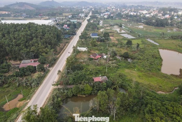 Để thực hiện dự án, hơn 2.200 hộ dân phải giải phóng mặt bằng, nhường đất cho dự án. Đến nay, theo thống kê, toàn tuyến đã bàn giao khoảng 16/23 km; chi trả tiền bồi thường cho hơn 1.900 hộ dân. Trong đó, khu vực qua xã Hợp Tiến, Thọ Ngọc, Thọ Bình còn vướng hơn 300 hộ dân với chiều dài gần 6km.