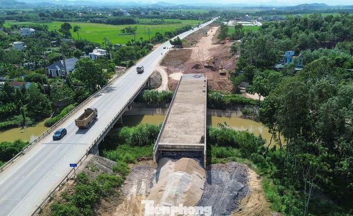 Để đảm bảo tiến độ dự án, chủ đầu tư cũng đề nghị UBND tỉnh Thanh Hóa giao các sở, ngành, địa phương hoàn thiện GPMB vào cuối tháng 11. Đồng thời, các nhà thầu phải từng bước đảm bảo tiến độ, trong đó hoàn thiện 12 cầu trên tuyến vào cuối năm 2026 và bàn giao công trình như thời gian dự kiến.