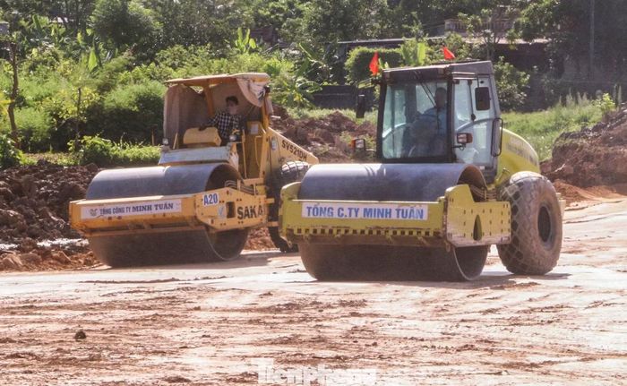 Dù vậy, các đơn vị thực hiện đang lo ngại và bày tỏ khó khăn về tiến độ do thiếu hụt nguồn cung đất, cát, đá xây dựng và công tác GPMB còn xé lẻ, chưa đồng bộ.