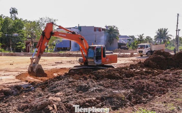 Theo ghi nhận, những ngày này, tranh thủ thời tiết nắng ráo, từng tốp công nhân cùng máy móc vẫn xuyên lễ, miệt mài thi công dự án qua các xã Tân Ninh, Xuân Du, Hợp Tiến, Thọ Bình, Thọ Ngọc và Sao Vàng.