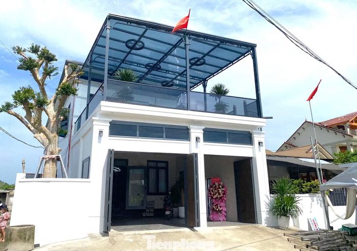 Công trình có diện tích khoảng 160m2, được thiết kế theo phong cách hiện đại, với không gian rộng rãi, sáng thoáng và đầy đủ tiện nghi. Căn nhà được khởi công từ tháng 10/2025, đến tháng 2/2026 thì hoàn thành phần thô. Sau đó, gia đình tiếp tục hoàn thiện nội thất và chuyển vào sinh sống khi mọi hạng mục cơ bản hoàn tất.