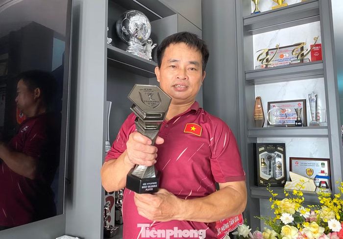 Ngày 31/8, gia đình Đình Bắc tổ chức tân gia, chuẩn bị gần 70 mâm cơm mời người thân, họ hàng và bạn bè. Buổi gặp mặt vừa là dịp mừng căn nhà mới hoàn thành, vừa chung vui với những thành tích mà Đình Bắc cùng đội tuyển và câu lạc bộ đạt được trong thời gian qua.
