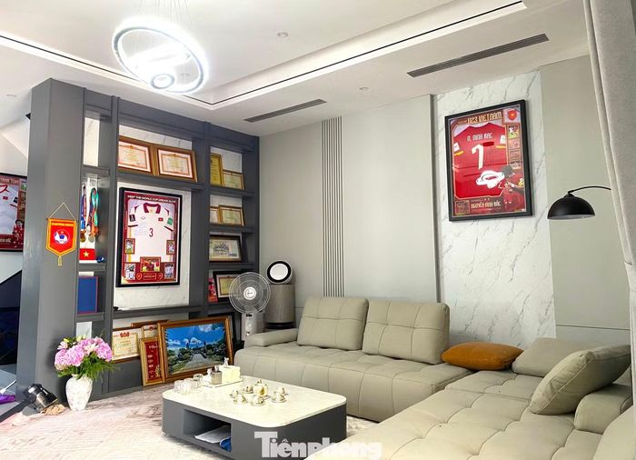 Ông Ấp cho biết thêm, ý tưởng Đình Bắc xây nhà cho bố mẹ đã được ấp ủ từ lâu, nhưng đến tháng 10/2025 mới chính thức khởi công. “Ý tưởng xây cho bố mẹ căn nhà mới từ lâu rồi. Năm kia định hướng làm nhà nhưng đến tháng 10 năm ngoái mới làm. Ước nguyện lo cho bố mẹ có nơi ăn, chốn về khang trang để bố mẹ hưởng thụ nay đã hoàn thành”, ông Ấp cười nói trong hạnh phúc.