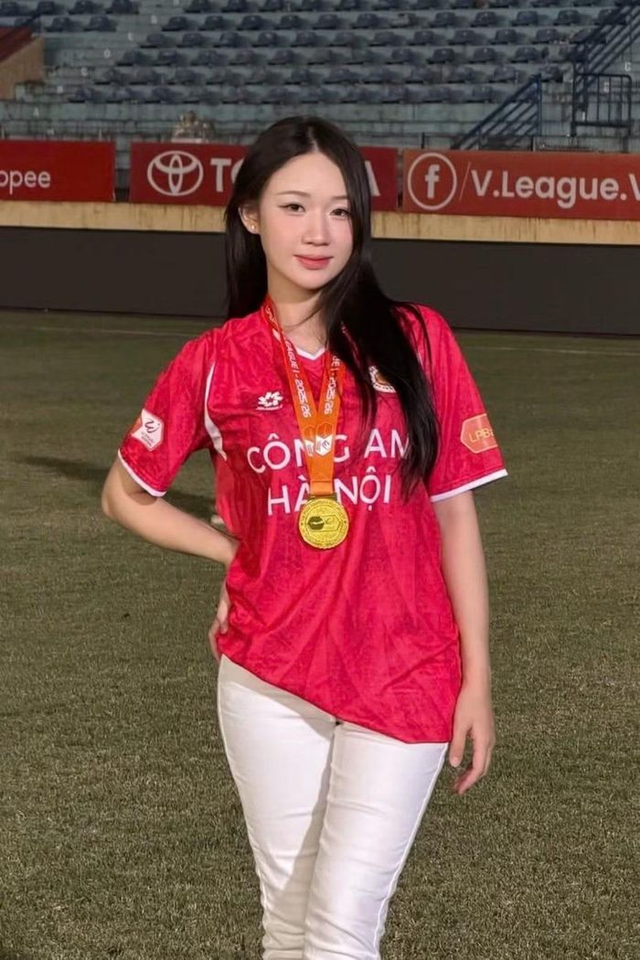 Hình ảnh Lan Anh xuống sân Hàng Đẫy chúc mừng Minh Phúc và CLB Công an Hà Nội sau khi đội bóng giành chức vô địch V.League 2025/26.