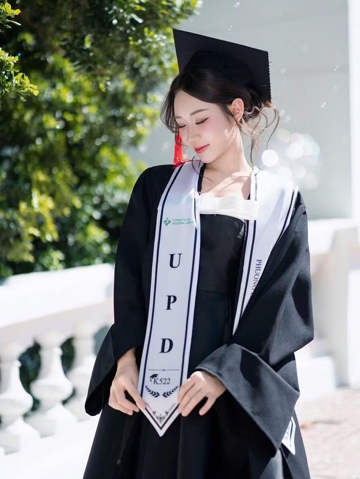 Hoàng Lan Anh sinh năm 2004, là sinh viên Đại học Phương Đông (Hà Nội). Cô hiện sở hữu tài khoản TikTok với hơn 3,6 triệu người theo dõi, được biết đến qua những video nhảy, hát nhép các ca khúc đang thịnh hành.