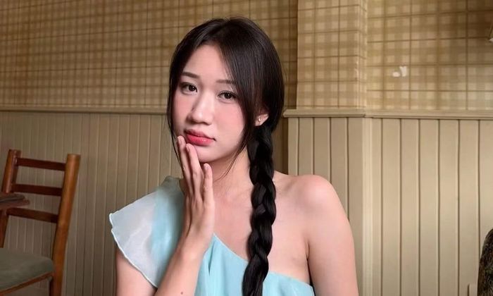 Phạm Minh Phúc sinh năm 2004 tại Hưng Yên, trưởng thành từ lò đào tạo Công an Hà Nội. Tiền vệ trẻ từng khoác áo các đội tuyển trẻ Việt Nam và góp mặt trong những giải đấu quốc tế. Sự tiến bộ của Minh Phúc trong những mùa giải gần đây giúp anh trở thành một trong những cầu thủ trẻ đáng chú ý của CLB Công an Hà Nội.