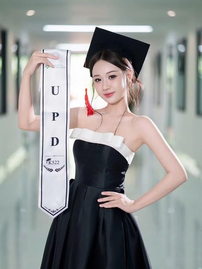 Bên cạnh sáng tạo nội dung, Lan Anh còn hoạt động với vai trò KOC, người mẫu ảnh và từng hợp tác giới thiệu nhiều sản phẩm trên mạng xã hội. Trên trang cá nhân, Lan Anh thường xuyên biến hóa phong cách. Khi nữ tính, nhẹ nhàng, lúc cô lựa chọn trang phục trẻ trung, năng động.
