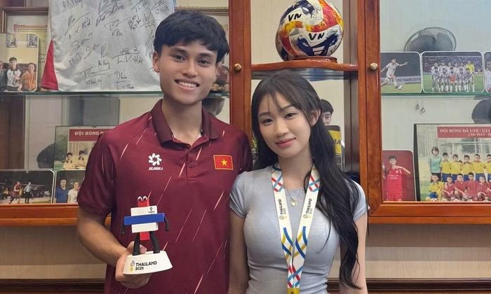 Sau khi công khai, họ thường xuyên chia sẻ khoảnh khắc đời thường trên mạng xã hội. Lan Anh nhiều lần xuất hiện trong các video, hình ảnh của Minh Phúc, trong khi nam cầu thủ cũng thoải mái thể hiện tình cảm với bạn gái.