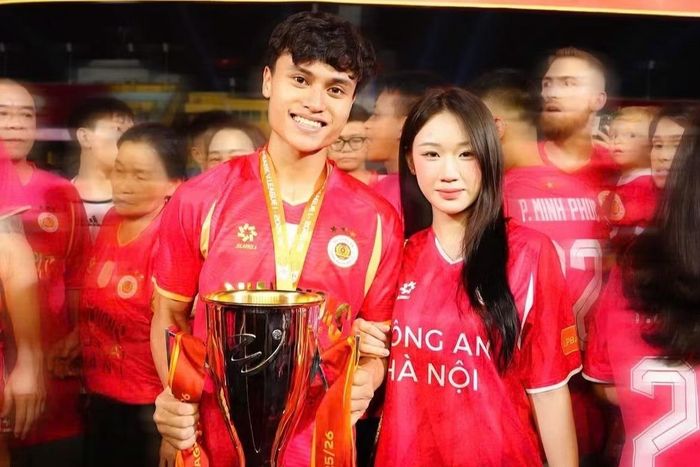 Hot girl sinh năm 2004 diện áo phiên bản đặc biệt mừng chức vô địch của CLB Công an Hà Nội, cùng Minh Phúc chia sẻ khoảnh khắc hạnh phúc sau mùa giải thành công. Hình ảnh cặp đôi nắm tay nhau trên sân cỏ nhanh chóng được người hâm mộ chú ý.