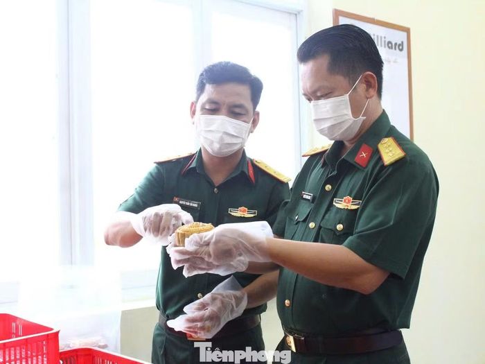 Thượng tá Nguyễn Trung Giang - Trung đoàn trưởng Trung đoàn Gia Định (bên phải), kiểm tra các khâu sản xuất bánh Trung thu.