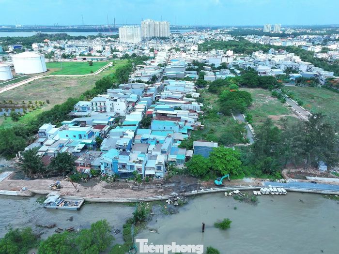 Không chỉ các cống kiểm soát triều, những đoạn đê kè của dự án hiện đạt khoảng 87% khối lượng. Các đơn vị đang tập trung hoàn thiện phần sau kè, gia cố bờ sông, đường vận hành, cửa van và hệ thống điều khiển.