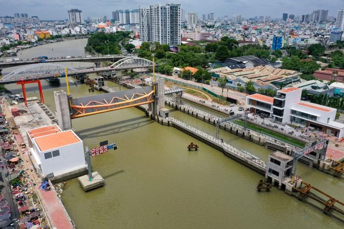 Theo đại diện Công ty CP Đầu tư xây dựng Trung Nam (nhà đầu tư), dự án gồm 6 cống kiểm soát triều lớn với khẩu độ từ 40-160m, gồm Bến Nghé, Tân Thuận, Phú Xuân, Mương Chuối, Cây Khô và Phú Định; cùng 2 cống nhỏ Cầu Kinh và Bà Bướm, khẩu độ 10-25m. Đến nay, nhiều hạng mục đã đạt khối lượng trên 90%.