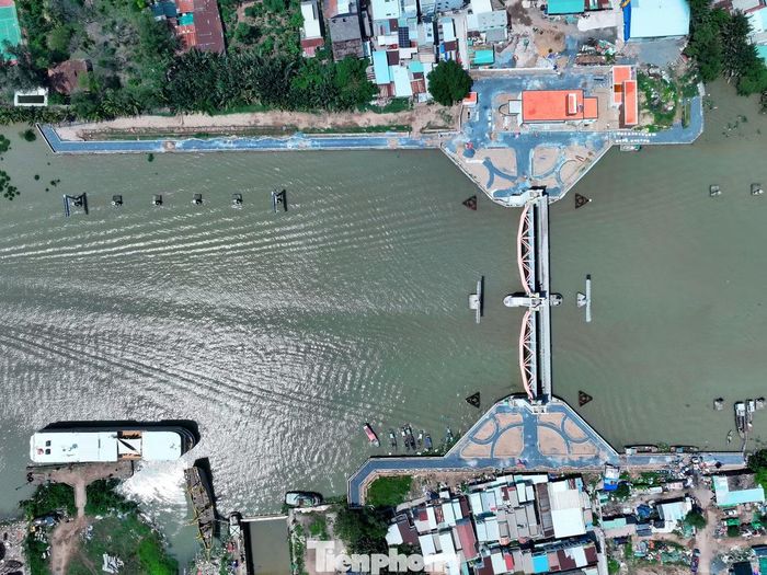 Tại cống Phú Xuân, khối lượng đạt khoảng 93%. Nhà thầu đang hoàn thiện kè mang cống, nhà điều hành, phòng điều khiển, đồng thời đấu nối, kiểm tra các hệ thống cơ điện, SCADA và thiết bị giám sát.