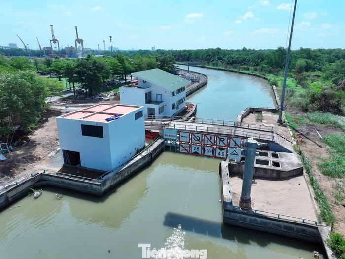 Hai cống nhỏ Cầu Kinh - Bà Bướm đạt khoảng 95%, đang hoàn thiện kè, lòng dẫn, cầu công tác, đường dẫn và các hạng mục phục vụ vận hành.