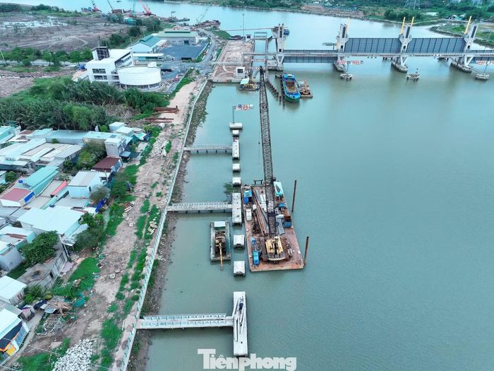 Cống Mương Chuối đạt khoảng 95%, tập trung hoàn chỉnh kè bảo vệ bờ, bến neo, đường vận hành, nhà điều hành và hệ thống điện - cơ điện. Công tác đồng bộ hệ thống điều khiển, giám sát đang được đẩy nhanh.