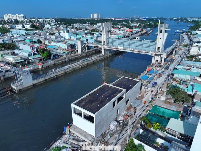 Trong khi đó, cống Cây Khô (ảnh trái) đạt khối lượng khoảng 91% và cống Phú Định (ảnh phải) khoảng 92%. Các hạng mục còn lại chủ yếu tập trung vào hoàn thiện kè, đường vận hành, nhà điều hành, thiết bị vận hành, hệ thống SCADA, cảnh quan và vệ sinh mặt bằng.