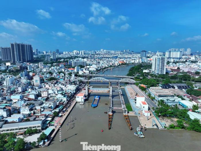 Cống Tân Thuận đạt khoảng 96% khối lượng, đang hoàn thiện âu thuyền, buồng bơm, bến neo, nhà điều hành và hệ thống cơ điện. Các thiết bị máy bơm, SCADA và hệ thống giám sát cũng đã được kết nối, đồng bộ.
