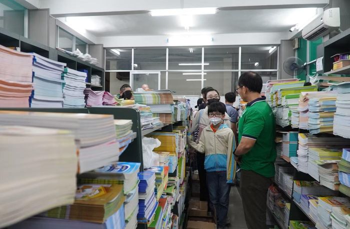 Trong 2 ngày đầu tiên của kỳ nghỉ lễ, có khoảng 3.000 lượt phụ huynh đến NXBGDVN tại TPHCM để mua sách