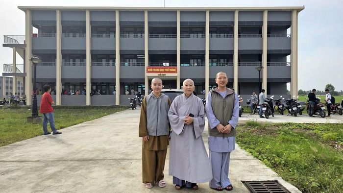 Ni trưởng Trần Thị Huệ Liễu đưa cháu Tuệ Anh đến trường