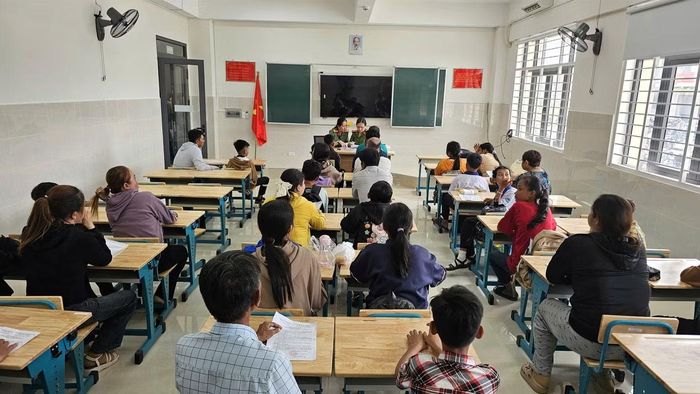 Phụ huynh đưa học sinh đến làm thủ tục nhập học.
