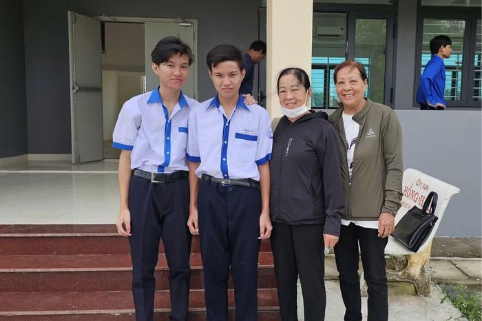 Gia đình bà Trần Xuân Hồng đưa hai cháu Tuấn Kiệt và Anh Kiệt nhập học.