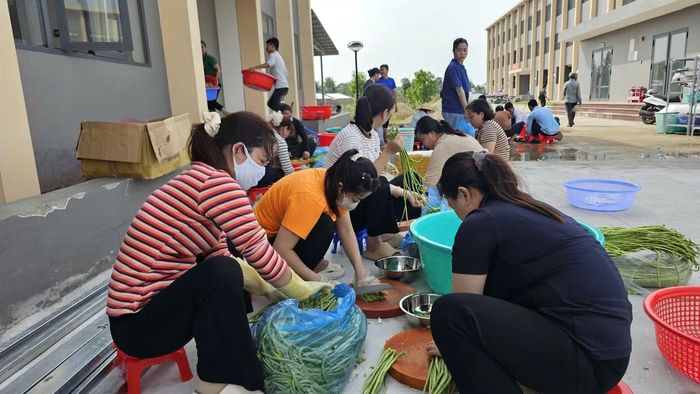 Chuẩn bị bữa ăn trưa cho học sinh. Ảnh: Xuân Lương.