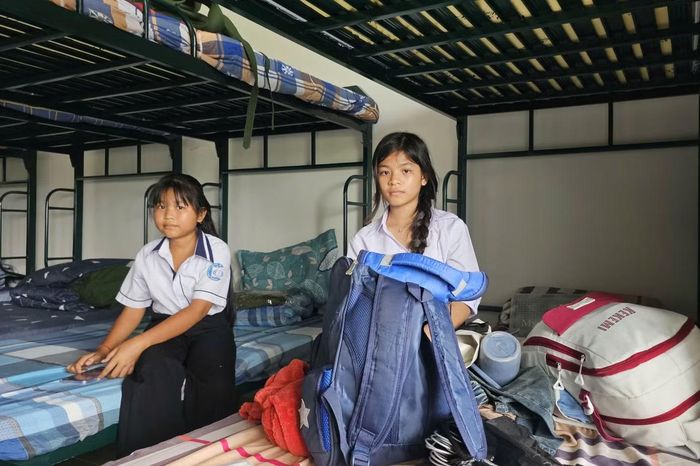 Niềm vui của học sinh và phụ huynh khi nhận phòng ở nội trú.