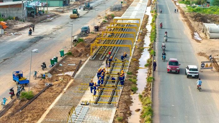 Công nhân khẩn trương lắp đặt đường ray đầu tiên trên tuyến LRT Phú Quốc trong kỳ nghỉ lễ Quốc khánh 2/9. Ảnh: TDC