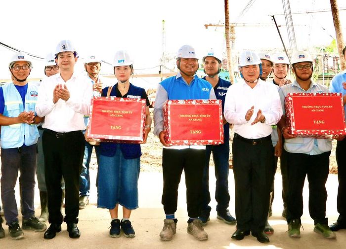 Lãnh đạo tỉnh An Giang và đặc khu Phú Quốc thăm hỏi, tặng quà công nhân làm việc xuyên lễ Quốc khánh 2/9.