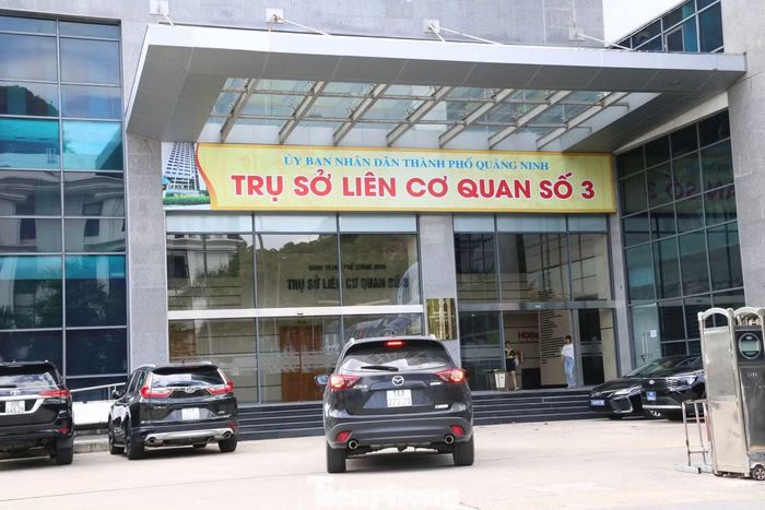 Tại các trụ sở liên cơ quan, biển hiệu mang tên UBND tỉnh trước đây cũng được chuyển thành “Ủy ban nhân dân thành phố Quảng Ninh”.