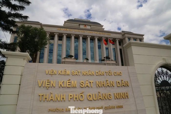Các cơ quan tư pháp cũng chuyển sang tên gọi mới. Biển hiệu tại trụ sở Viện Kiểm sát nhân dân mang tên “Viện Kiểm sát nhân dân thành phố Quảng Ninh”.