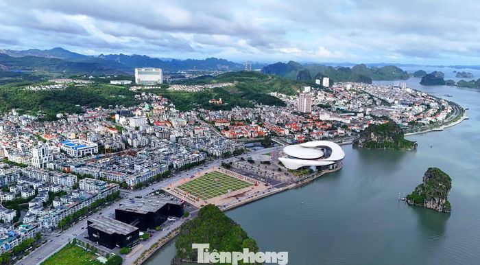  Ghi nhận trong ngày đầu tiên Quảng Ninh﻿ vận hành với tên gọi và vị thế mới, tại nhiều trụ sở cơ quan Đảng, chính quyền, lực lượng vũ trang và cơ quan tư pháp, những tấm biển mang tên “tỉnh Quảng Ninh” đã được thay thế bằng “thành phố Quảng Ninh”. 