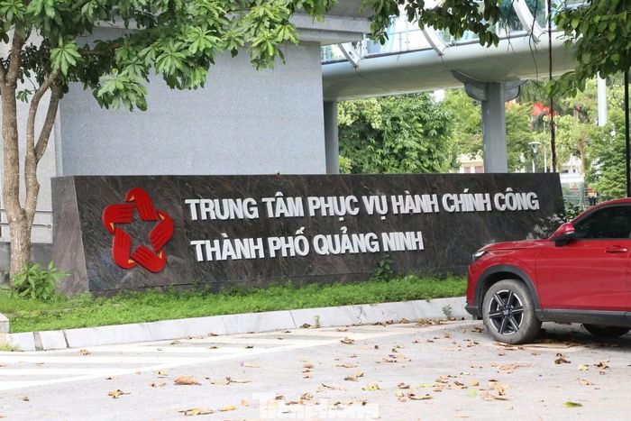  Trung tâm Phục vụ hành chính công cũng được thay biển﻿ thành “Trung tâm Phục vụ hành chính công thành phố Quảng Ninh”. 