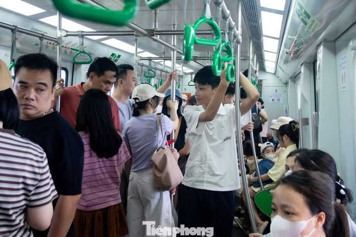 Đông đảo người dân Thủ đô đổ về sử dụng dịch vụ.