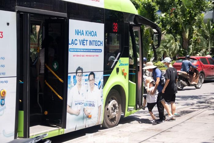 Ngày 1/9, Hà Nội đưa vào vận hành hệ thống vé điện tử liên thông Metro - xe buýt với giá vé tháng ưu đãi giảm 40% so với việc mua lẻ từng loại vé. Thực tế ghi nhận lượng lớn hành khách đã chủ động kết nối lộ trình xe buýt và tàu điện ngay trong ngày đầu chính sách đi vào cuộc sống.
