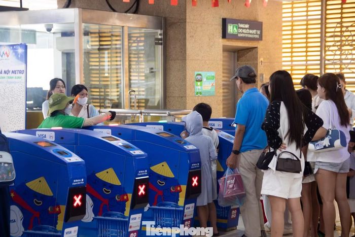 Tại ga Cát Linh, hành khách chỉ mất chưa đầy một phút để nhận mã QR miễn phí qua cổng kiểm soát tự động và lên tàu. Quy trình phát vé cải tiến này giúp Hà Nội Metro rút ngắn thời gian làm thủ tục, đáp ứng tốt lượng khách tăng cao trong dịp nghỉ lễ.
