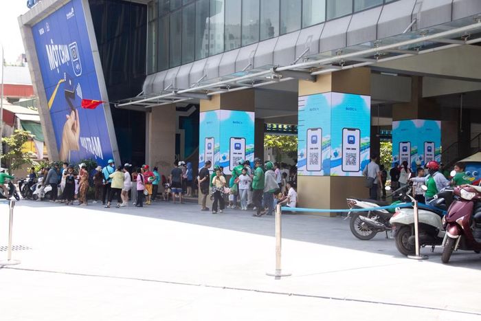 Rất đông người dân đến trải nghiệm đi tàu điện trong dịp nghỉ lễ.