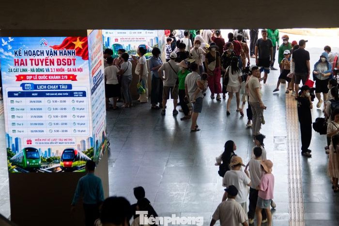 Dù lượng khách đổ về nhà ga khá đông nhưng công tác vận hành và hướng dẫn diễn ra trật tự, thông suốt.