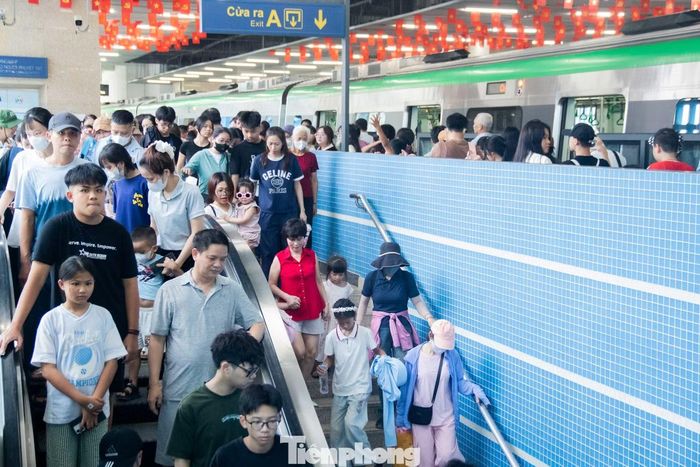 Ghi nhận thực tế trong ngày 1/9, đông đảo người dân Thủ đô và du khách đã đổ về ga Cát Linh để trải nghiệm tuyến đường sắt đô thị Cát Linh - Hà Đông.