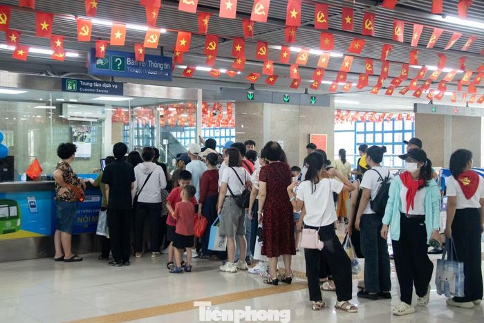 Dù lượng khách tăng cao trong dịp nghỉ lễ, khu vực quầy vé và hệ thống cửa soát vé không xảy ra tình trạng ùn tắc hay xếp hàng kéo dài.