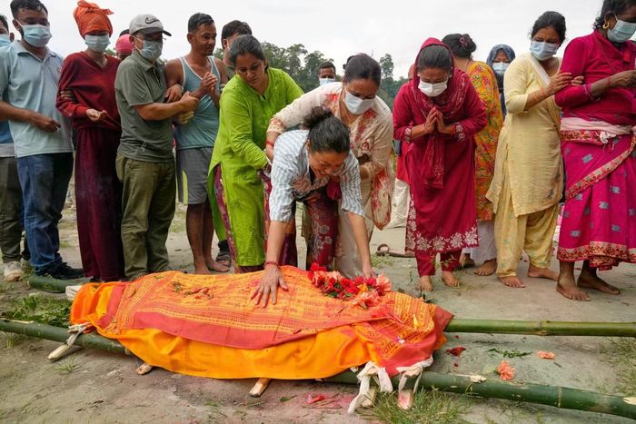 Bà Muna Khadka khóc nấc trước thi hài con trai trước khi nghi thức hỏa táng diễn ra ở Chitwan (Nepal). (Ảnh: AP)