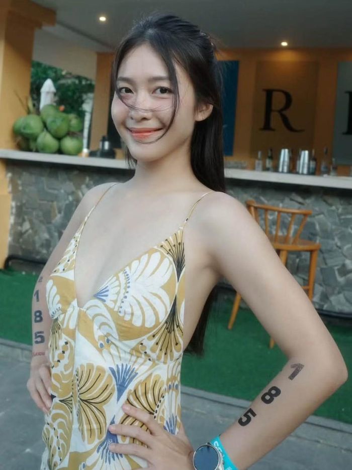 Khả Ngân từng trải qua giai đoạn sức khỏe không ổn định và sụt cân. Những năm gần đây, cô chú trọng hơn chế độ sinh hoạt, nghỉ ngơi và tập luyện. Ngoài boxing, nữ diễn viên duy trì yoga, gym, đạp xe và chạy bộ để cải thiện thể lực.