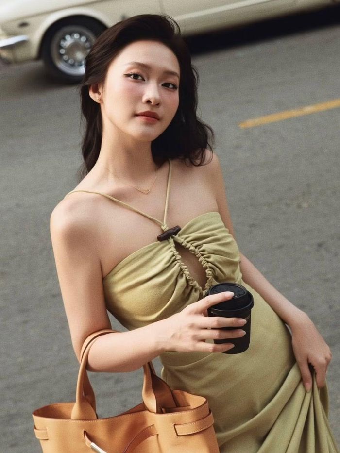 Khả Ngân từng cho biết cô hướng đến hình ảnh người phụ nữ độc lập, tự tin và chủ động trong các quyết định về sự nghiệp, cuộc sống. Nữ diễn viên không thường xuyên chia sẻ lịch trình cá nhân cụ thể.